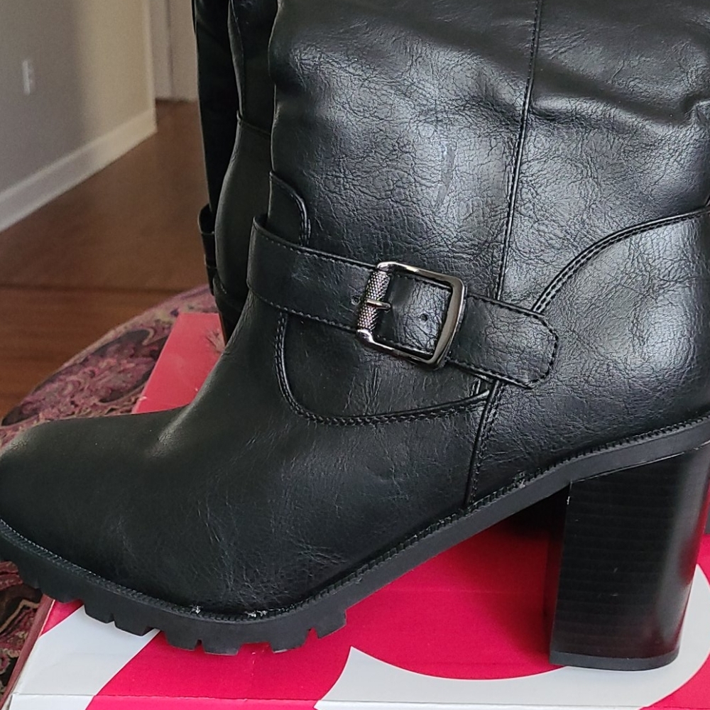Shoes - Picture 3 of 4